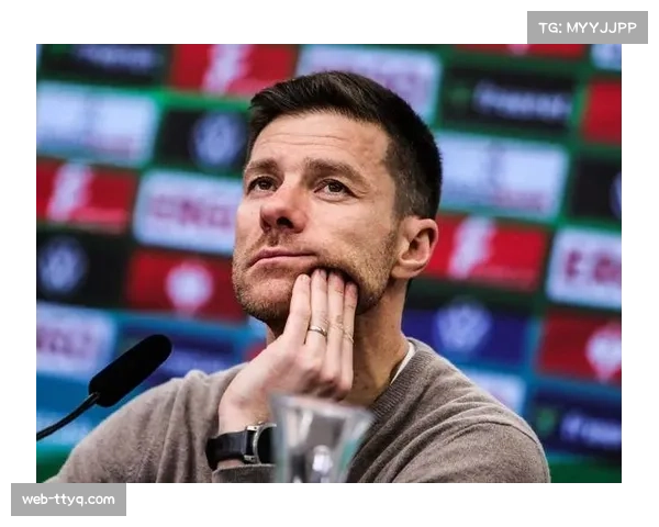 特写：专访拜仁防守教练，解读球队在欧冠与联赛中采用的不同防守策略。